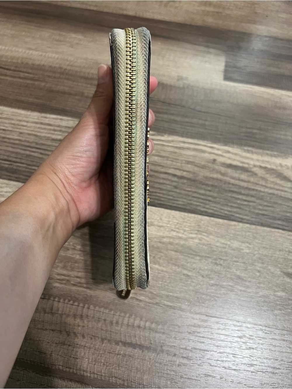*Rehab* Michael Kors Women’s Beige Signature Zip Wallet - Picture 3 of 7